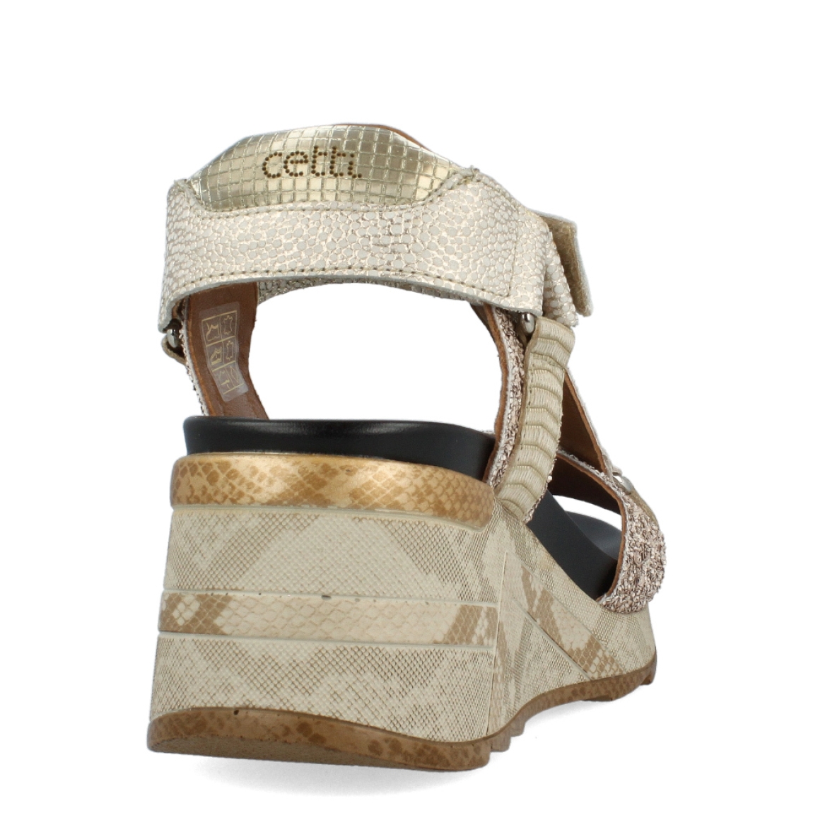 Sandalias de la marca Cetti, modelo LUNAR. Exterior de las sandalias en piel color platino. Interior de las sandalias en piel color negro. Cierre de las sandalias Cetti con velcro y cuña de 6cm de altura. Estas sandalias Cetti LUNAR tiene el diseño innovador y perfecto para resaltar tus looks de temporada. No te puede faltar en el armario.