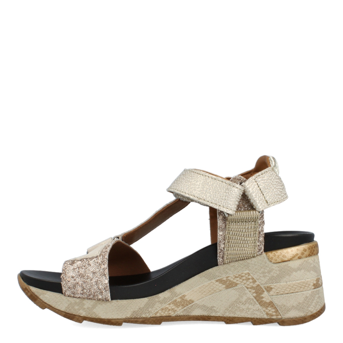 Sandalias de la marca Cetti, modelo LUNAR. Exterior de las sandalias en piel color platino. Interior de las sandalias en piel color negro. Cierre de las sandalias Cetti con velcro y cuña de 6cm de altura. Estas sandalias Cetti LUNAR tiene el diseño innovador y perfecto para resaltar tus looks de temporada. No te puede faltar en el armario.