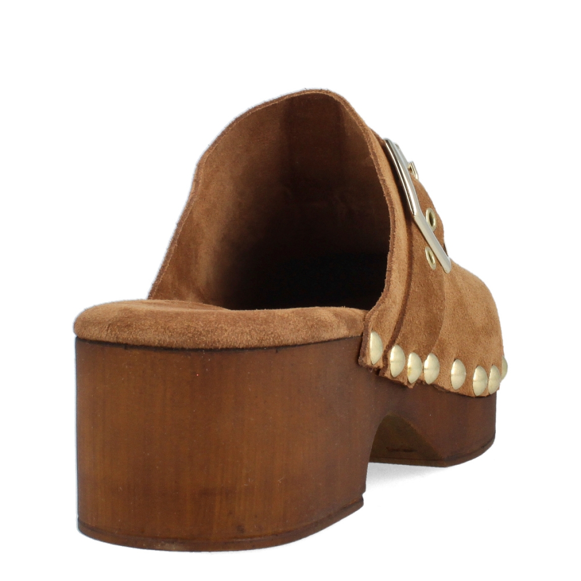 Zuecos de la marca Itse, modelo MIRKO. Exterior de los zuecos en ante color cuero con detalle de tachuelas y hebilla. Interior de los zuecos en ante color cuero. Zuecos Itse con tacón de 4cm de altura. Estos zuecos Itse MIRKO son un complemento tendencia de temporada, podrás crear diferentes looks con la máxima comodidad posible.