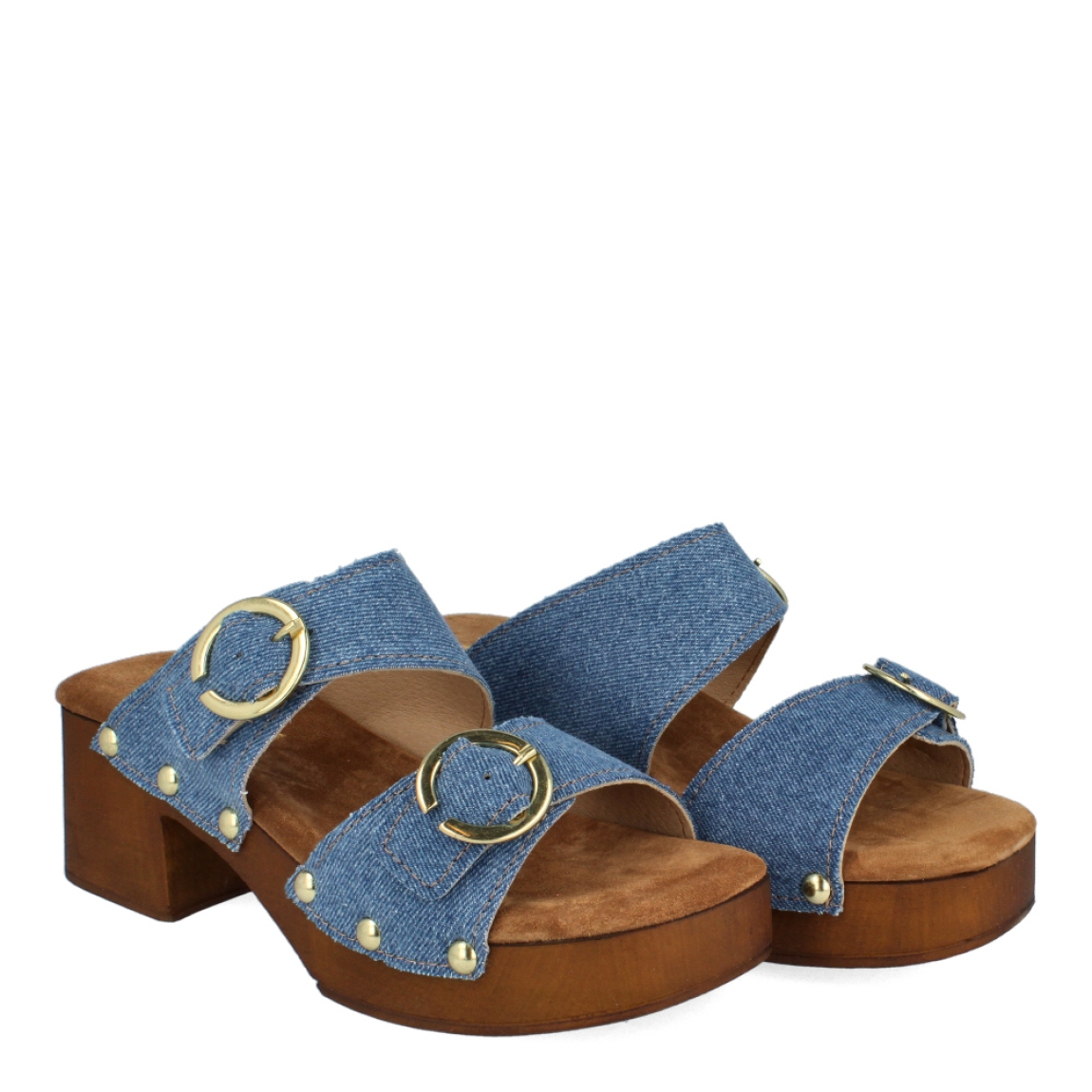 Sandalias de la marca Itse, modelo TEXA. Exterior de las sandalias en tejano color azul con detalle de tachas. Interior de las sandalias en ante color camel. Cierre de las sandalias con doble hebilla. Sandalias con tacón de 5cm de altura. Estas sandalias Itse TEXA tienen el estilo y la comodidad ideal para tus looks de temporada. No te puede faltar en el armario.