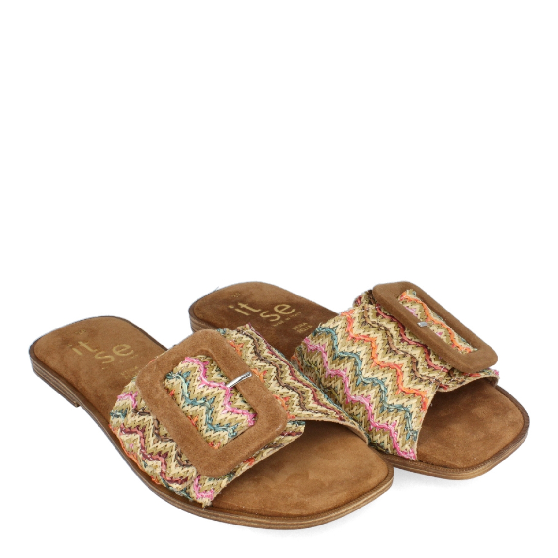 Chanclas de la marca Itse, modelo LARISA. Exterior de las chanclas en rafia multicolor. Interior de las chanclas en ante color camel. Cierre de las chanclas Itse con hebilla en la pala. Estas chanclas Itse LARISA son el complemento ideal para tus looks de temporada, gracias a su ligereza te ofrecerá la comodidad que necesitas en tu día a día.