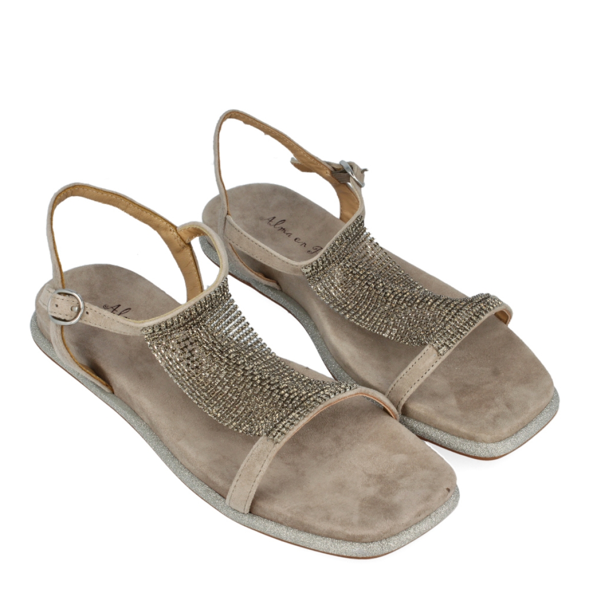 Sandalias de la marca Alma en Pena, modelo VIEZMA. Exterior de las sandalias en ante color taupe con detalle de brillantes en la pala. Interior de las sandalias en ante color taupe. Cierre con hebilla y suela plana. Estas sandalias Alma en Pena VIEZMA son un complemento ideal para darle un estilo innovador a tus looks y sobre todo disfrutar de una comodidad máxima gracias a su ligereza.