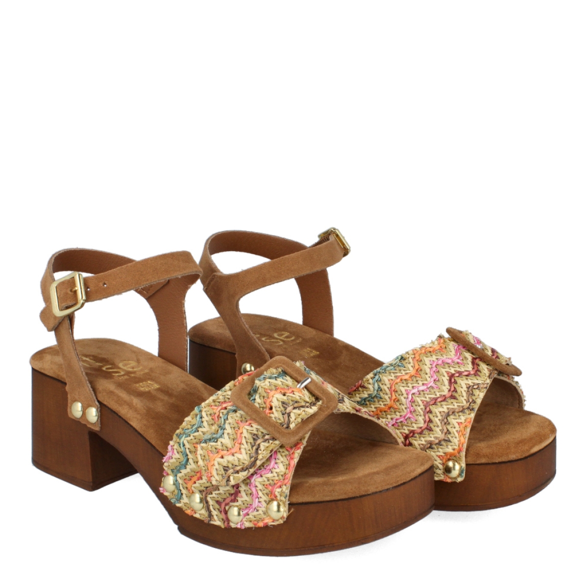 Sandalias de la marca Itse, modelo LARISA. Exterior de las sandalias en rafia multicolor con detalle de hebilla en la pala. Interior de las sandalias en ante color camel. Cierre de las sandalias con hebilla pulsera y tacón de 5cm de altura. Estas sandalias Itse LARISA tienen el diseño y comodidad que necesitas para resaltar tus looks de temporada. No te puede faltar en el armario.