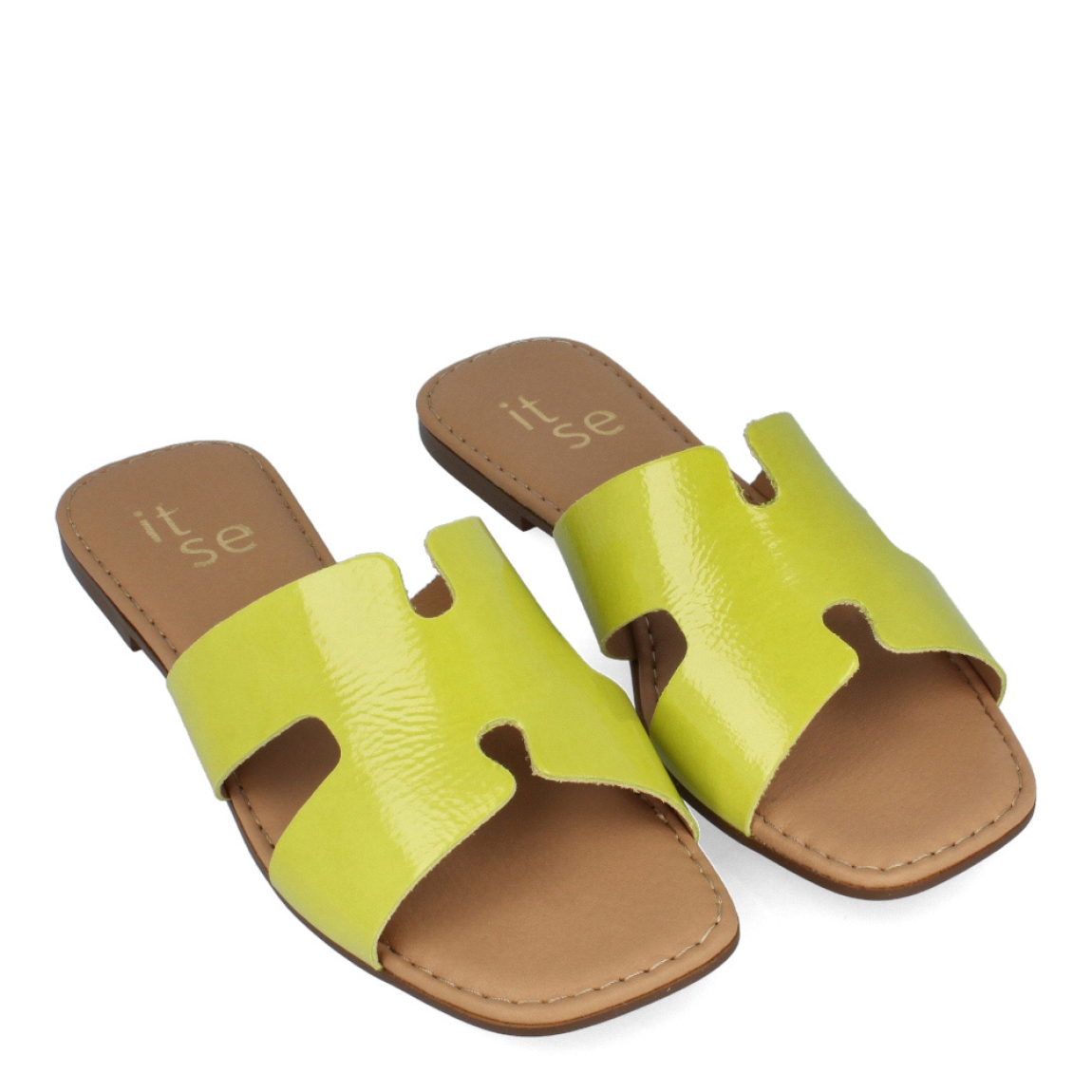 Chanclas de la marca Itse, modelo SARA. Exterior de las chanclas en piel color verde con detalle de pala cortada. Interior de las clanclas en piel color ndue. Estas chanclas Itse SARA son un complemento clásico e ideal para tus looks de temporada. No te puede faltar en el armario.