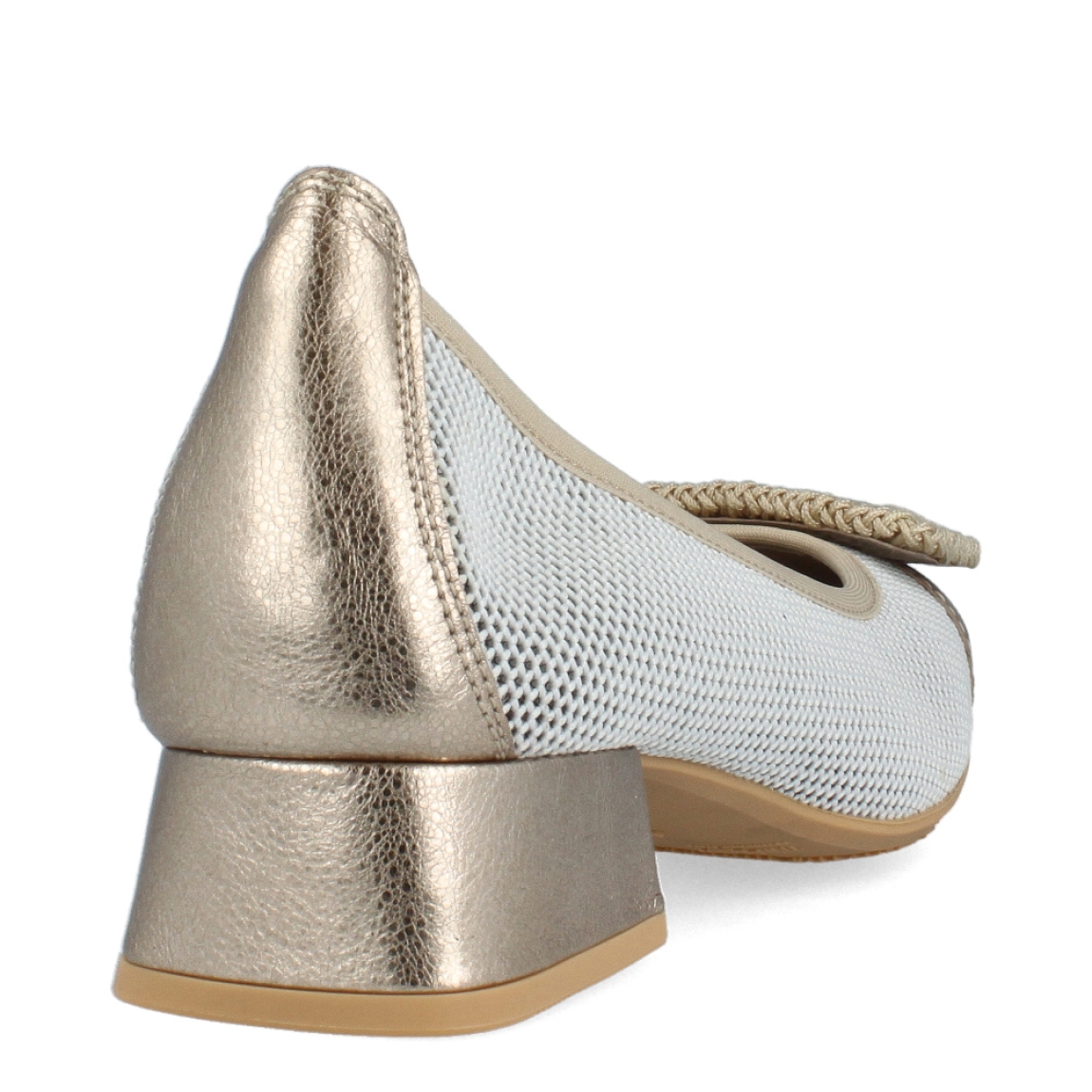 Merceditas de la marca Hispanitas, modelo LOURDES. Exterior e interior de las mercedeitas en piel con efecto rejilla color beig con adorno de hebilla en la pala. Merceditas con punta cuadrada y tacón de 3cm de altura. Estas merceditas Hispanitas LOURDES tienen el diseño y la comodidad que necesitas en tus looks!