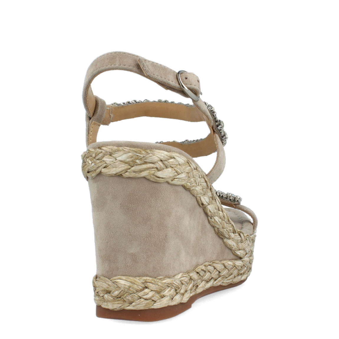 Sandalias de la marca Alma en Pena, modelo BECCA. Exterior de las sandalias en ante color taupe con tiras brillantes. Interior de las sandalias en ante color taupe. Cierre de sandalias Alma en pena con hebilla y cuña de 9cm de altura. Estas sandalias Alma en Pena BECCA tienen el diseño perfecto para quienes le gusta la elegancia y comodidad. Un complemento perfecto para resaltar tus looks de temporada con la máxima comodidad posible.