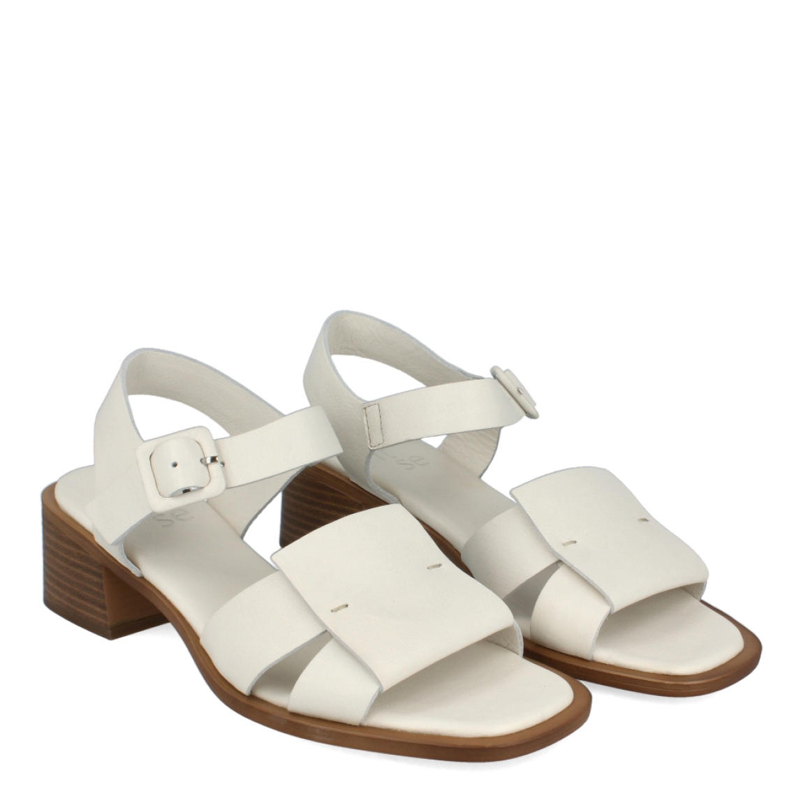 Sandalias de la marca Itse, modelo LIA. Exterior e interior de las sandalias en piel color hielo. Cierre de las sandalias Itse con hebilla y tacón de 4cm de altura. Estas sandalias Itse LIA tienen el diseño ideal para lucir tus outfits de temporada con la máxima comodidad que necesitas en tu día a día.