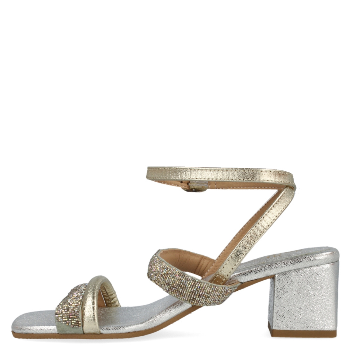 Sandalia plateada y dorada de la marca Itse, modelo Jocelyn. Exterior de la sandalia de piel metalizada de color plateado y dorado. Detalle de tiras con pedrería de color dorado. Sandalia con tacón ancho de 6 cm de altura. Sandalia de fiesta con punta cuadrada. Sandalia con plantilla acolchada para garantizar el máximo confort. La sandalia de Itse modelo Jocelyn es una sandalia muy elegante y diferente. ¡Queda genial con cualquier color!