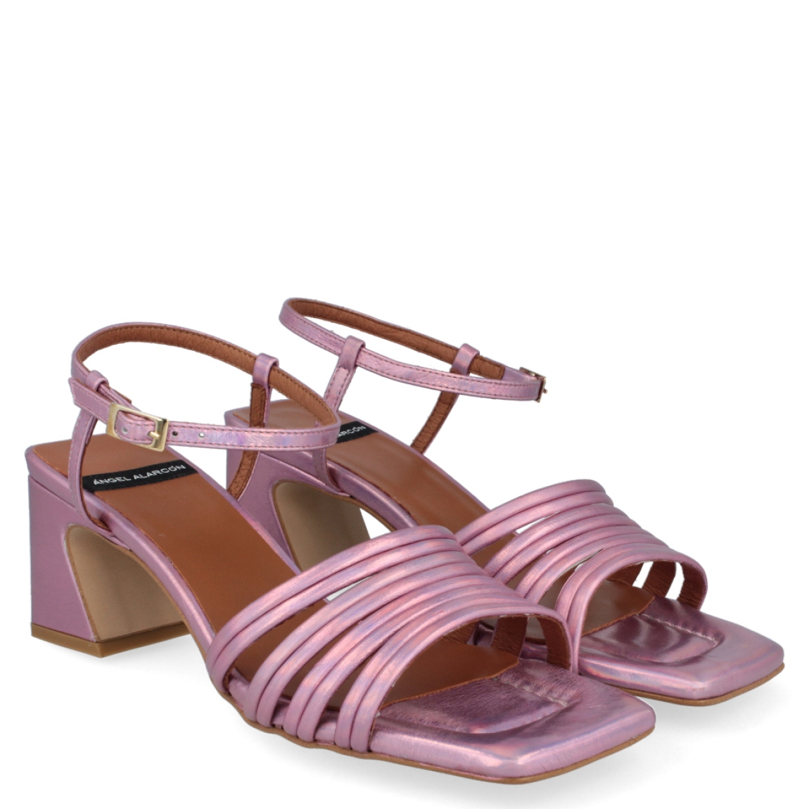 Sandalia metalizada de la marca Ángel Alarcón, modelo Tiffany. Exterior de la sandalia de piel metalizada de color rosa. Cierre de la sandalia con hebilla en el tobillo. Interior de la sandalia de piel de color camel y rosa metalizado. Zapato con tacón cuadrado de 6 cm aproximadamente. Sandalia con punta cuadrada. Zapato con plantilla acolchada para garantizar el máximo confort. La Sandalia Tiffany de Ángel Alarcón es un zapato elegante con un toque divertido y diferente, ideal para dar color a tus looks!