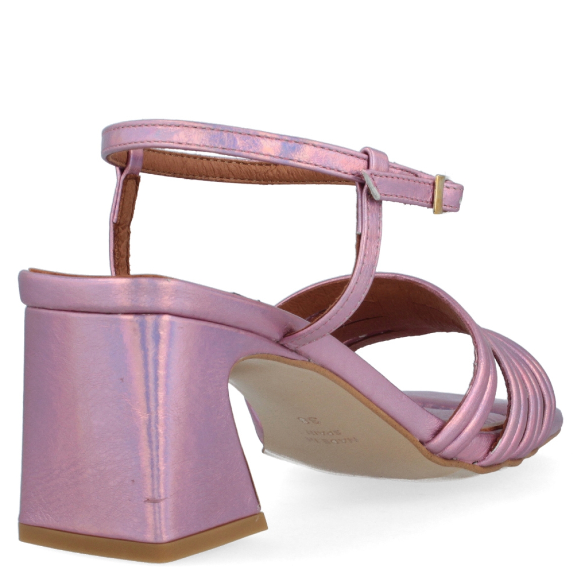 Sandalia metalizada de la marca Ángel Alarcón, modelo Tiffany. Exterior de la sandalia de piel metalizada de color rosa. Cierre de la sandalia con hebilla en el tobillo. Interior de la sandalia de piel de color camel y rosa metalizado. Zapato con tacón cuadrado de 6 cm aproximadamente. Sandalia con punta cuadrada. Zapato con plantilla acolchada para garantizar el máximo confort. La Sandalia Tiffany de Ángel Alarcón es un zapato elegante con un toque divertido y diferente, ideal para dar color a tus looks!