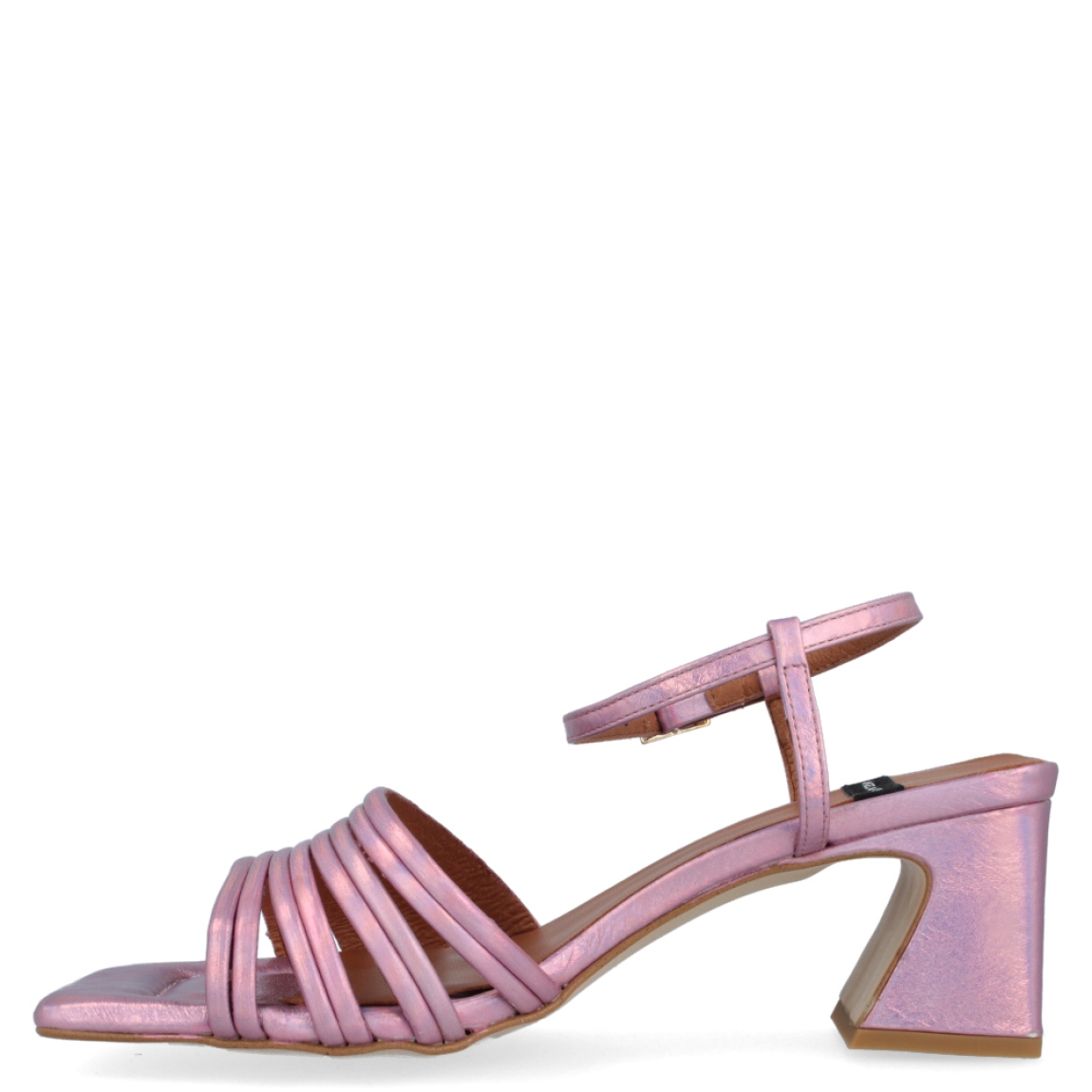 Sandalia metalizada de la marca Ángel Alarcón, modelo Tiffany. Exterior de la sandalia de piel metalizada de color rosa. Cierre de la sandalia con hebilla en el tobillo. Interior de la sandalia de piel de color camel y rosa metalizado. Zapato con tacón cuadrado de 6 cm aproximadamente. Sandalia con punta cuadrada. Zapato con plantilla acolchada para garantizar el máximo confort. La Sandalia Tiffany de Ángel Alarcón es un zapato elegante con un toque divertido y diferente, ideal para dar color a tus looks!