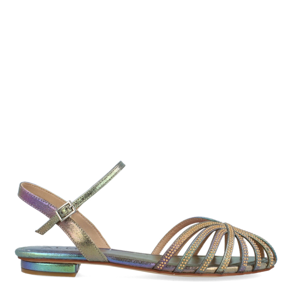 Sandalias de la marca Alma en Pena, modelo GOYA. Exterior de las sandalias en piel color verde metalizado con aplicación de tachas. Interior de las sandalias en piel color verde metalizado. Cierre de las sandalias con hebilla y suela plana. Estas sandalias Alma en Pena GOYA es un complemento esencial para destacar tus looks de temporada, con estilo y comodidad.
