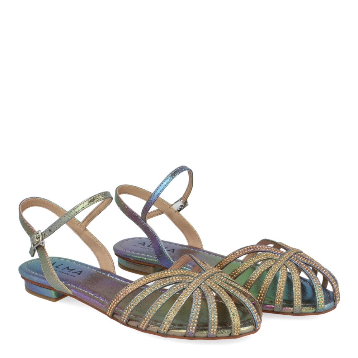 Sandalias de la marca Alma en Pena, modelo GOYA. Exterior de las sandalias en piel color verde metalizado con aplicación de tachas. Interior de las sandalias en piel color verde metalizado. Cierre de las sandalias con hebilla y suela plana. Estas sandalias Alma en Pena GOYA es un complemento esencial para destacar tus looks de temporada, con estilo y comodidad.