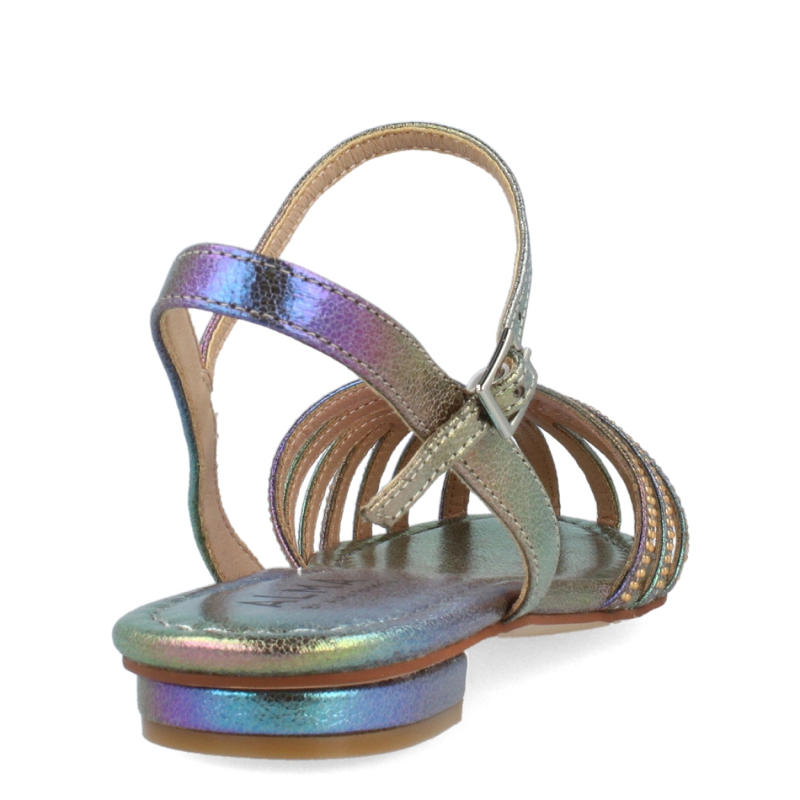 Sandalias de la marca Alma en Pena, modelo GOYA. Exterior de las sandalias en piel color verde metalizado con aplicación de tachas. Interior de las sandalias en piel color verde metalizado. Cierre de las sandalias con hebilla y suela plana. Estas sandalias Alma en Pena GOYA es un complemento esencial para destacar tus looks de temporada, con estilo y comodidad.
