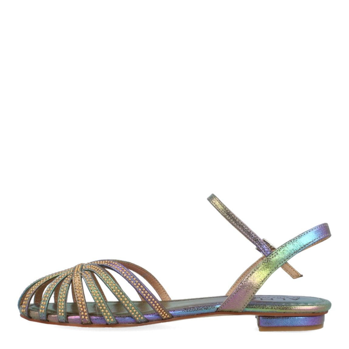 Sandalias de la marca Alma en Pena, modelo GOYA. Exterior de las sandalias en piel color verde metalizado con aplicación de tachas. Interior de las sandalias en piel color verde metalizado. Cierre de las sandalias con hebilla y suela plana. Estas sandalias Alma en Pena GOYA es un complemento esencial para destacar tus looks de temporada, con estilo y comodidad.