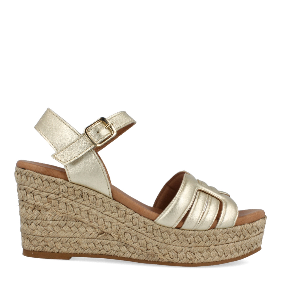 Sandalias de la marca Itse, modelo KARI. Exterior de las sandalias en piel color platino. Interior de las sandalias en piel color camel. Cierre de las sandalias Itse con hebilla y cuña de 7cm de altura. Estas sandalias Itse KARI son el complemento ideal para crear diferentes looks esta temporada, y sobre todo, gozar de una comodidad espectacular en tu día a día.