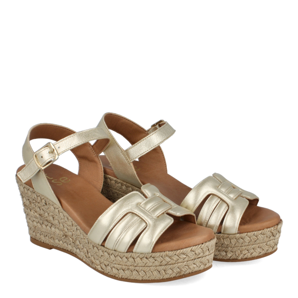 Sandalias de la marca Itse, modelo KARI. Exterior de las sandalias en piel color platino. Interior de las sandalias en piel color camel. Cierre de las sandalias Itse con hebilla y cuña de 7cm de altura. Estas sandalias Itse KARI son el complemento ideal para crear diferentes looks esta temporada, y sobre todo, gozar de una comodidad espectacular en tu día a día.