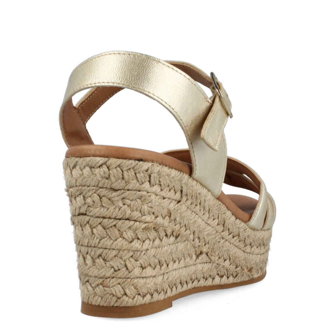Sandalias de la marca Itse, modelo KARI. Exterior de las sandalias en piel color platino. Interior de las sandalias en piel color camel. Cierre de las sandalias Itse con hebilla y cuña de 7cm de altura. Estas sandalias Itse KARI son el complemento ideal para crear diferentes looks esta temporada, y sobre todo, gozar de una comodidad espectacular en tu día a día.