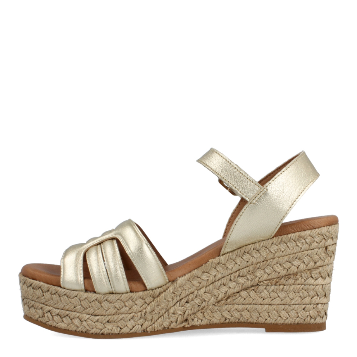Sandalias de la marca Itse, modelo KARI. Exterior de las sandalias en piel color platino. Interior de las sandalias en piel color camel. Cierre de las sandalias Itse con hebilla y cuña de 7cm de altura. Estas sandalias Itse KARI son el complemento ideal para crear diferentes looks esta temporada, y sobre todo, gozar de una comodidad espectacular en tu día a día.