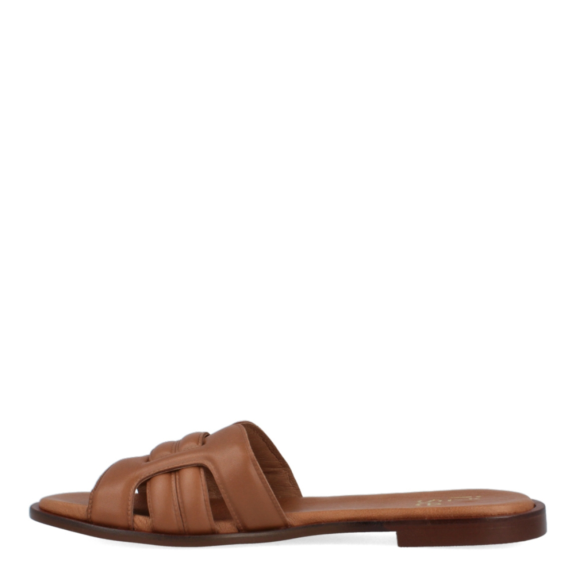 Chanclas de la marca Itse, modelo CORINA. Exterior de las chanclas en piel color marrón con pala Hermes. Interior de las chanclas en piel colro camel. Chanclas Itse con suela plana de goma. Estas chanclas Itse CORINA son un complemento básico para tus looks de temporada. No te puede faltar en el armario.