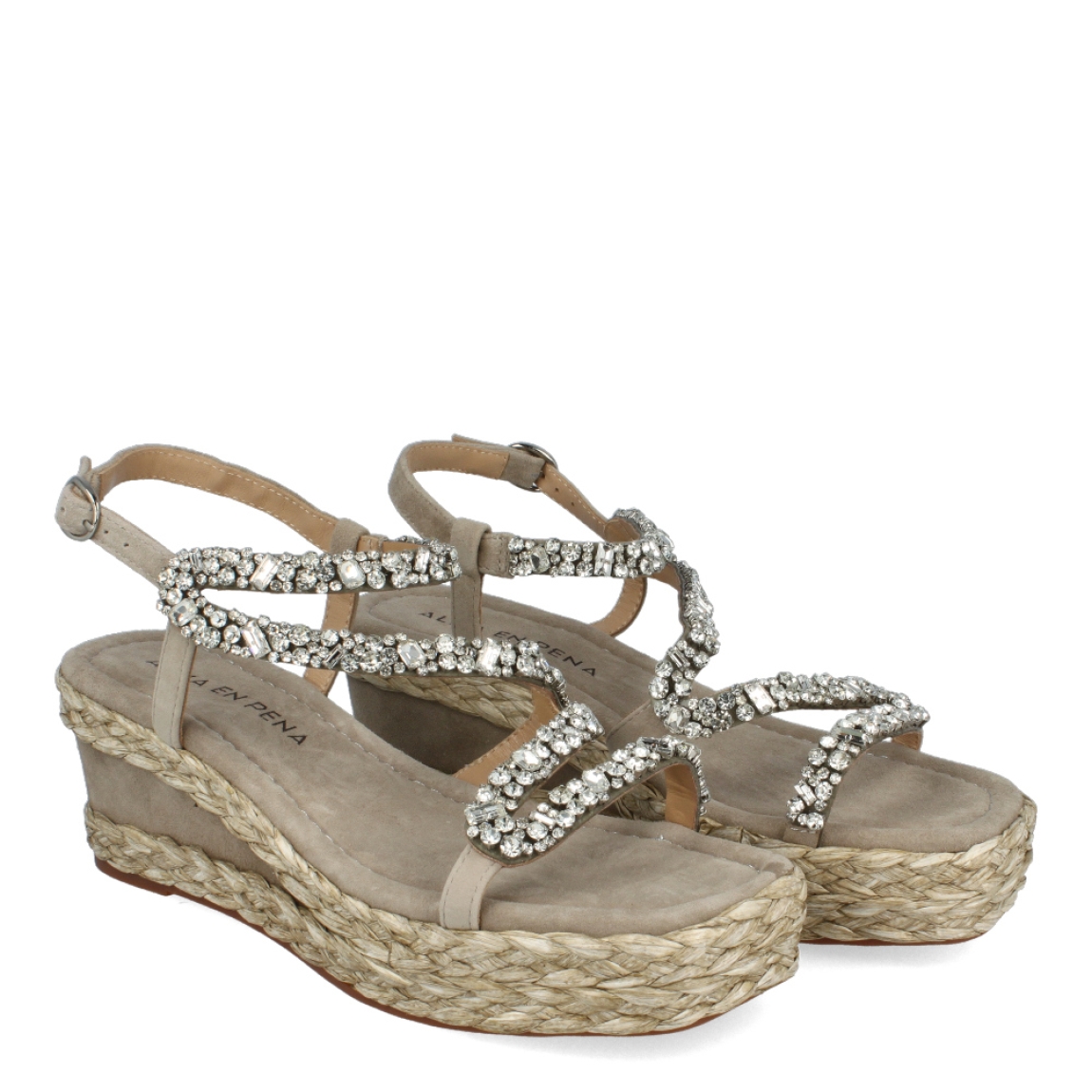 Sandalias de la marca Alma en Pena, modelo BRILLE. Exterior de las sandalias en ante color taupe con tiras brillantes. Interior de las sandalias en ante colr taupe. Cierre de las sandalias Alma en Pena con hebilla y cuña de 6cm de altura. Estas sandalias Alma en Pena BRILLE tienen el diseño que necesitas para destacar tus looks con elegancia y comodidad. No puede faltar en el armario.