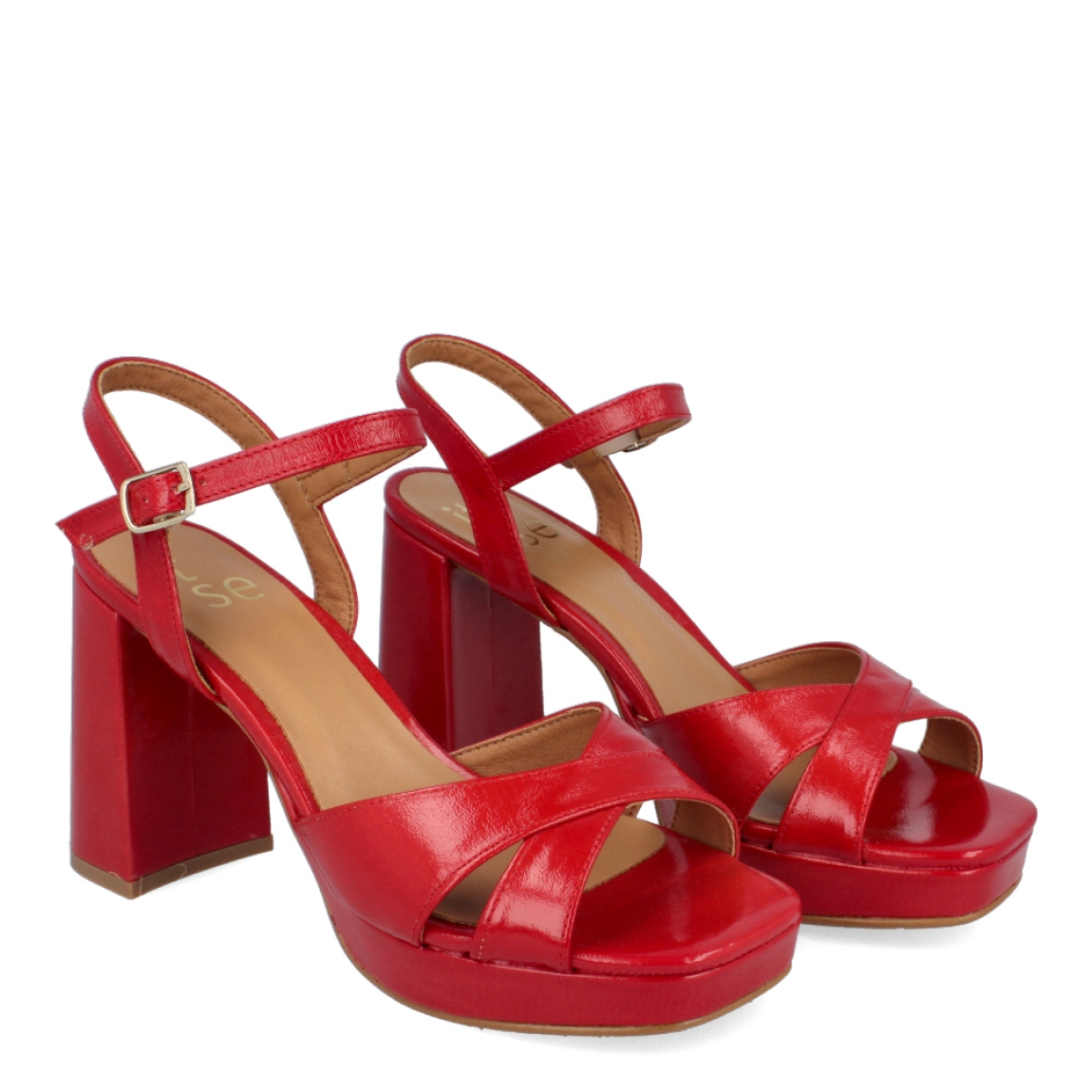 Sandalia roja de la marca Itse, modelo Dafne. Exterior de la sandalia de piel de color rojo. Interior de la sandalia de piel. Cierre de la sandalia con hebilla en el tobillo. Sandalia con tacón ancho de 9cm de altura incluyendo 2cm de plataforma. Las sandalias Itse Dafne son ideales para lucirlas en tus eventos y perfectas para completar tus looks.