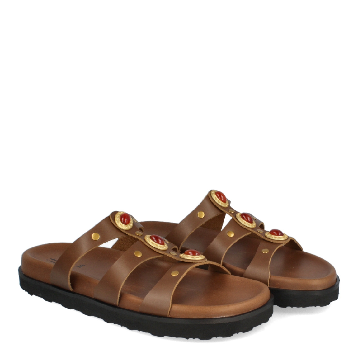 Sandalias de la marca Itse, modelo BITA. Sandalias elaboradas en piel color cuero con detalle de pedrería en la pala. Sandalias con suela plana de goma. Estas sandalias Itse BITA son un complemento básico para tus looks de temporada. No te puede faltar en el armario.