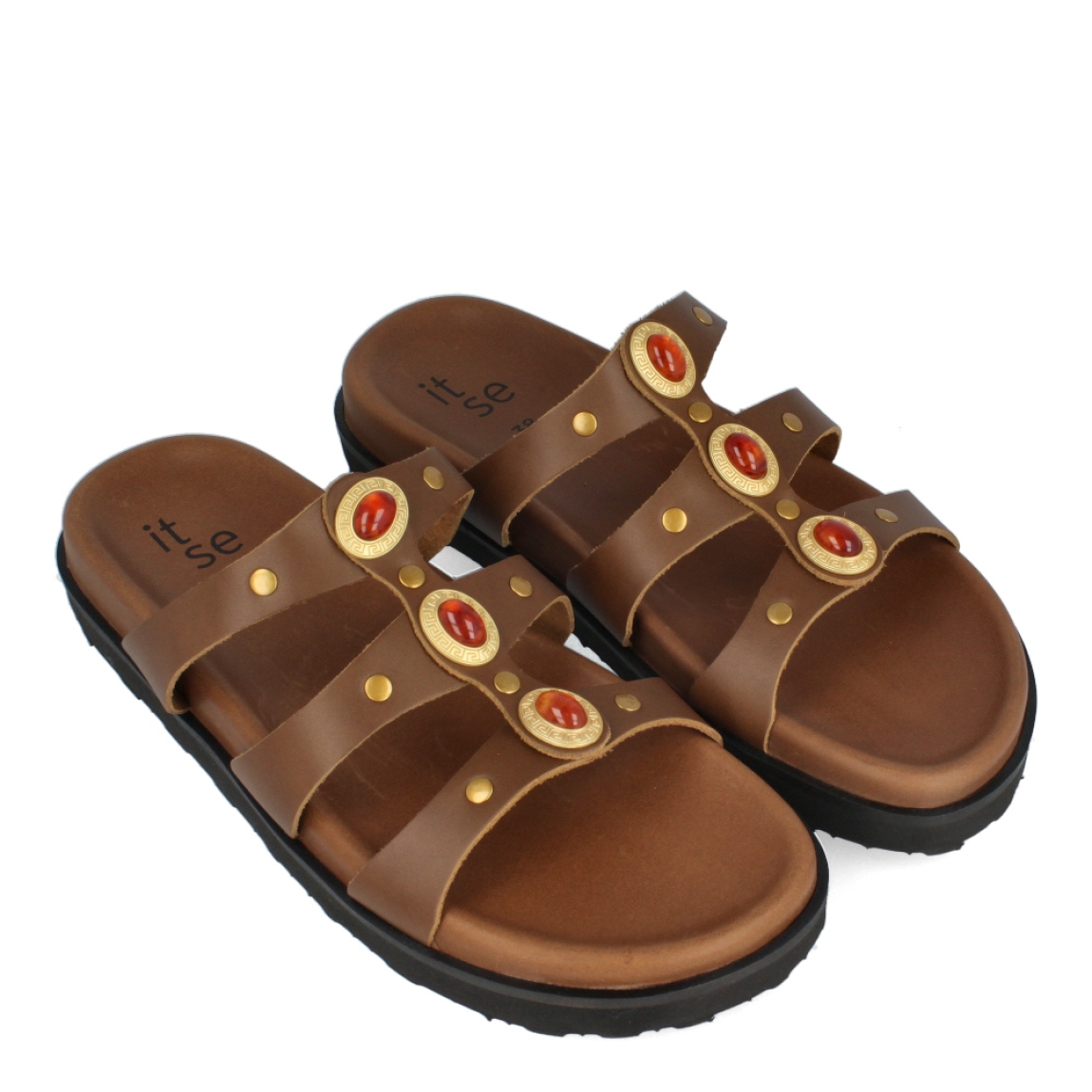 Sandalias de la marca Itse, modelo BITA. Sandalias elaboradas en piel color cuero con detalle de pedrería en la pala. Sandalias con suela plana de goma. Estas sandalias Itse BITA son un complemento básico para tus looks de temporada. No te puede faltar en el armario.