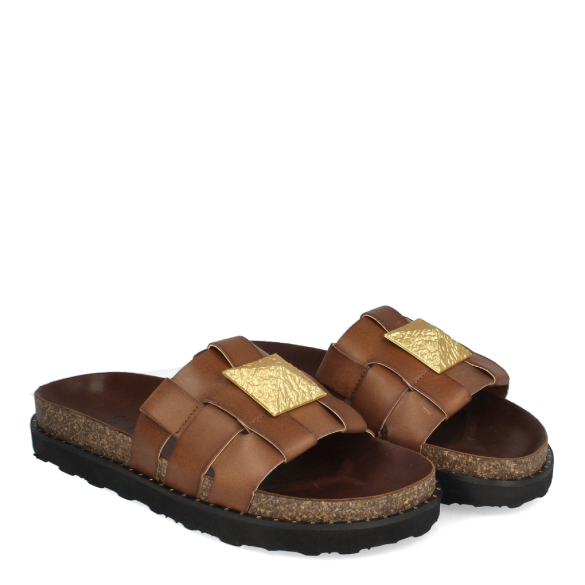Chanclas de la marca Itse, modelo CLEO. Chanclas elaboradas en piel color cuero con detalle de pirámide en la pala. Chanclas con suela plana. Las chanclas Itse CLEO son un complemento ideal para disfrutar de la comodidad máxima en tu día a día durante esta temporada.