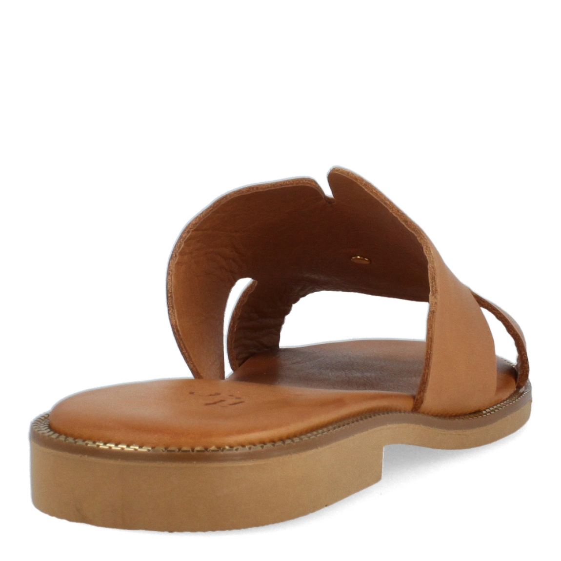 Chanclas de la marca Itse, modelo TALIA. Chanclas elaboradas en piel color cuero con detalle de círculo metal dorado en la pala. Chanclas con suela plana. Estas chanclas Itse TALIA son un complemento ideal para gozar de la máxima comodidad en tu día a día. No te puede faltar en el armario.