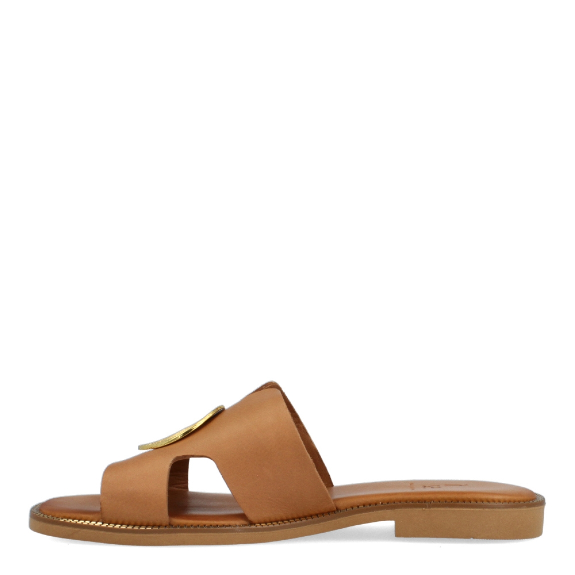 Chanclas de la marca Itse, modelo TALIA. Chanclas elaboradas en piel color cuero con detalle de círculo metal dorado en la pala. Chanclas con suela plana. Estas chanclas Itse TALIA son un complemento ideal para gozar de la máxima comodidad en tu día a día. No te puede faltar en el armario.