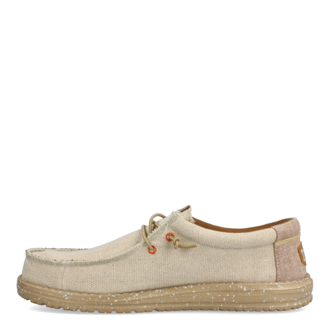 Náuticos clásicos de la marca HeyDude, modelo HD40. Exterior de los náuticos en tela color beig. Interior en tela color camel. Cierre de los náuticos HeyDude con cordón elástico y suela plana. Estos náuticos HeyDude HD40 son unos clásicos de temporada, que no te pueden faltar en el armario.