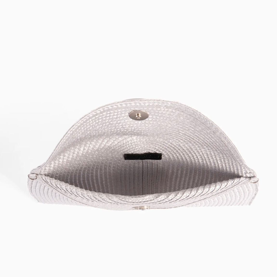 Bolso de la marca Pepe Moll, modelo CLEA. Bolso de mano elaborado en rafia color gris. Cierre del bolso con botón. Su diseño tipo clutch elegante y compacto lo hace perfecto para llevar lo esencial. Mientras que el asa bandolera extraíble tipo cadena le añade un toque de versatilidad. Medidas del bolso: alto 13cm y ancho 29cm. Este bolso de mano Pepe Moll CLEA es un esencial para tus eventos importantes, no te puede faltar en tus looks.