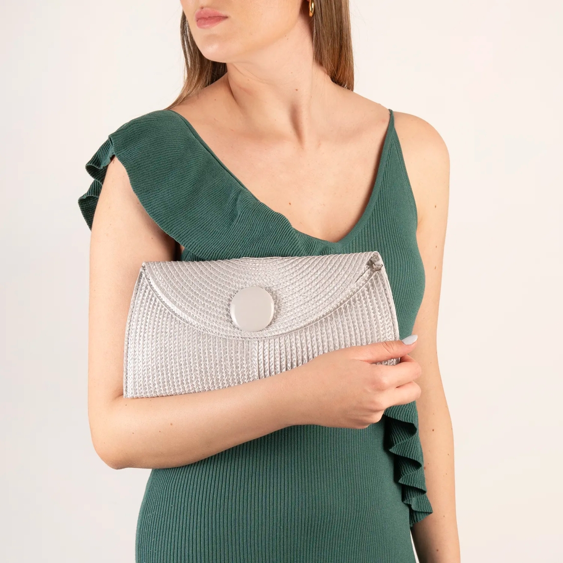 Bolso de la marca Pepe Moll, modelo CLEA. Bolso de mano elaborado en rafia color gris. Cierre del bolso con botón. Su diseño tipo clutch elegante y compacto lo hace perfecto para llevar lo esencial. Mientras que el asa bandolera extraíble tipo cadena le añade un toque de versatilidad. Medidas del bolso: alto 13cm y ancho 29cm. Este bolso de mano Pepe Moll CLEA es un esencial para tus eventos importantes, no te puede faltar en tus looks.