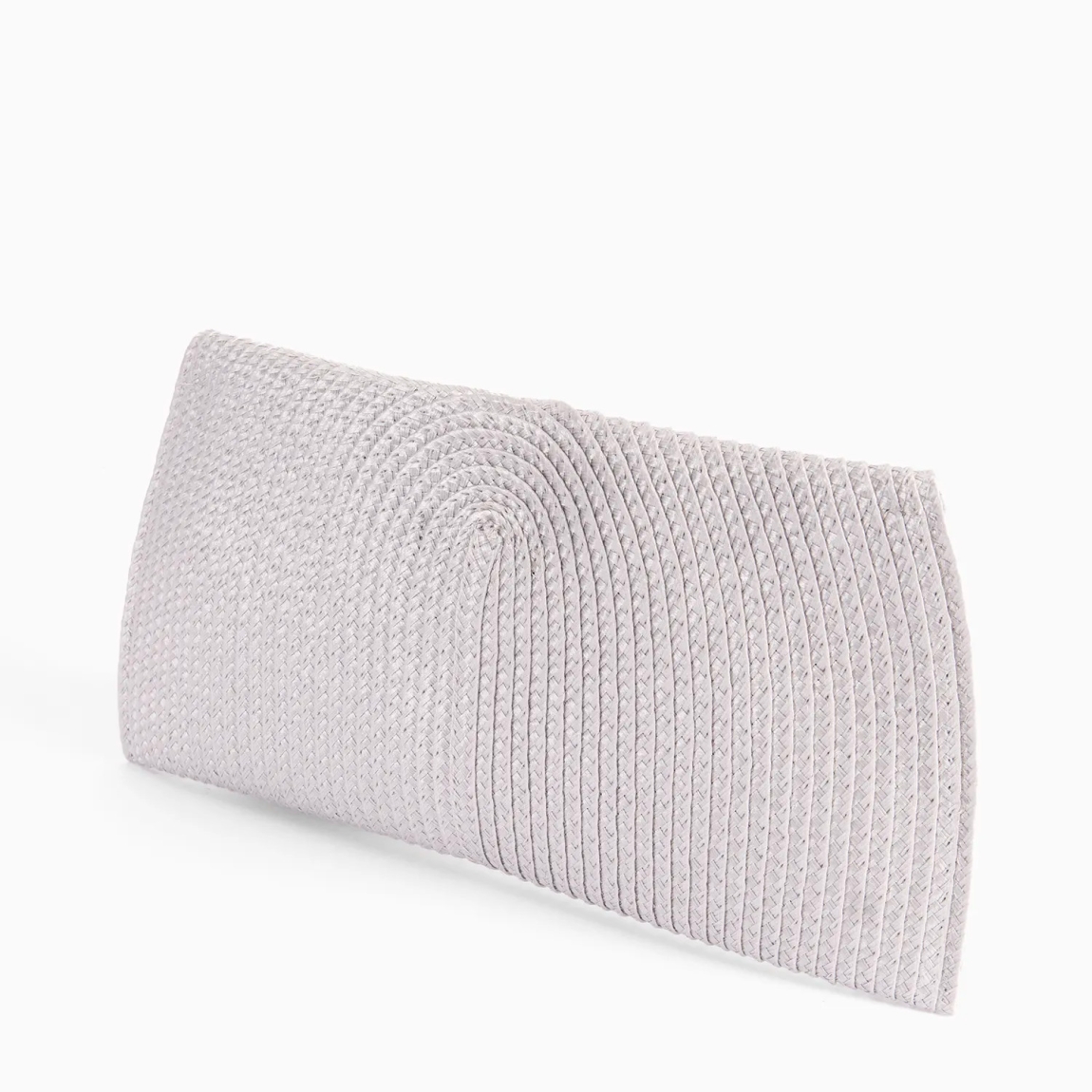 Bolso de la marca Pepe Moll, modelo CLEA. Bolso de mano elaborado en rafia color gris. Cierre del bolso con botón. Su diseño tipo clutch elegante y compacto lo hace perfecto para llevar lo esencial. Mientras que el asa bandolera extraíble tipo cadena le añade un toque de versatilidad. Medidas del bolso: alto 13cm y ancho 29cm. Este bolso de mano Pepe Moll CLEA es un esencial para tus eventos importantes, no te puede faltar en tus looks.