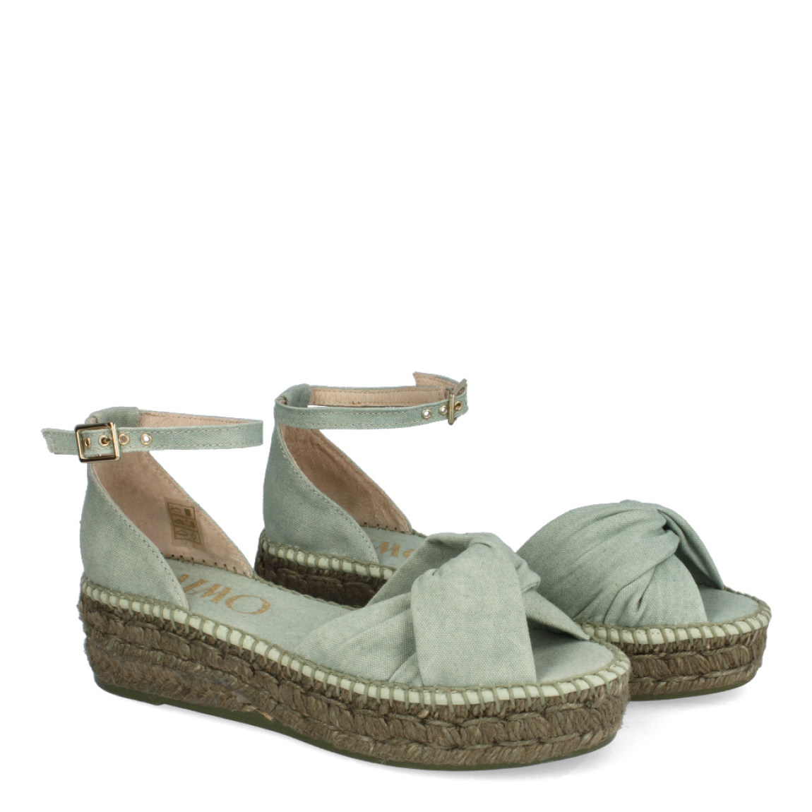 Sandalias de la marca Gaimo, modelo TORGOS. Sandalias elaboradas en tela color verde. Modelo Torgos con pala cruzada y talón cerrado con pulsera con hebilla lateral. Forro y plantillas acolchadas de piel plataforma de 3cm de altura. Estas sandalias Gaimo Torgos están diseñadas para ser la combinación perfecta entre comodidad y estilo que podrás combinar con cualquiera de tus looks veraniegos.