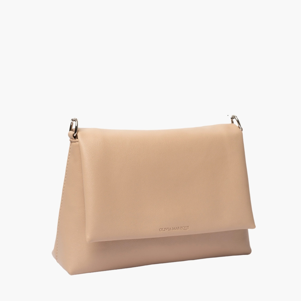 Bolso de la marca Olivia Mareque, modelo OLIVIA. Bolso clásico elaborado en piel color beig, destaca por su diseño rectangular y su cierre con solapa de imán. Tiene un pequeño bolsillo interno y el exterior está decorado con el logo grabado. Asa de piel beig pantone de 95cm. Medidas del bolso: alto 17cm y ancho 25cm. Este bolso Olivia Mareque es perfecto para darle un toque divertido a tu looks y llevar tus imprescindibles. Combinable con todas las cadenas.