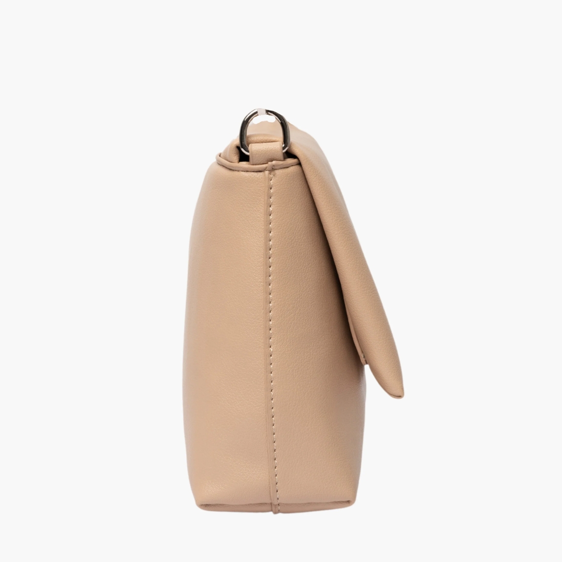 Bolso de la marca Olivia Mareque, modelo OLIVIA. Bolso clásico elaborado en piel color beig, destaca por su diseño rectangular y su cierre con solapa de imán. Tiene un pequeño bolsillo interno y el exterior está decorado con el logo grabado. Asa de piel beig pantone de 95cm. Medidas del bolso: alto 17cm y ancho 25cm. Este bolso Olivia Mareque es perfecto para darle un toque divertido a tu looks y llevar tus imprescindibles. Combinable con todas las cadenas.