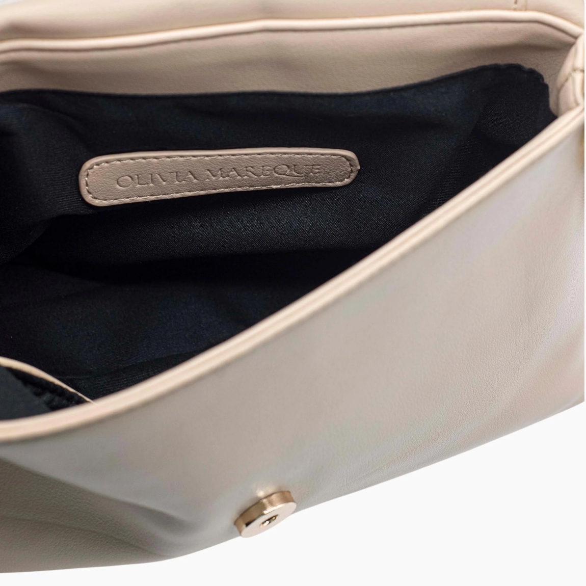 Bolso de la marca Olivia Mareque, modelo OLIVIA. Bolso clásico elaborado en piel color beig, destaca por su diseño rectangular y su cierre con solapa de imán. Tiene un pequeño bolsillo interno y el exterior está decorado con el logo grabado. Asa de piel beig pantone de 95cm. Medidas del bolso: alto 17cm y ancho 25cm. Este bolso Olivia Mareque es perfecto para darle un toque divertido a tu looks y llevar tus imprescindibles. Combinable con todas las cadenas.