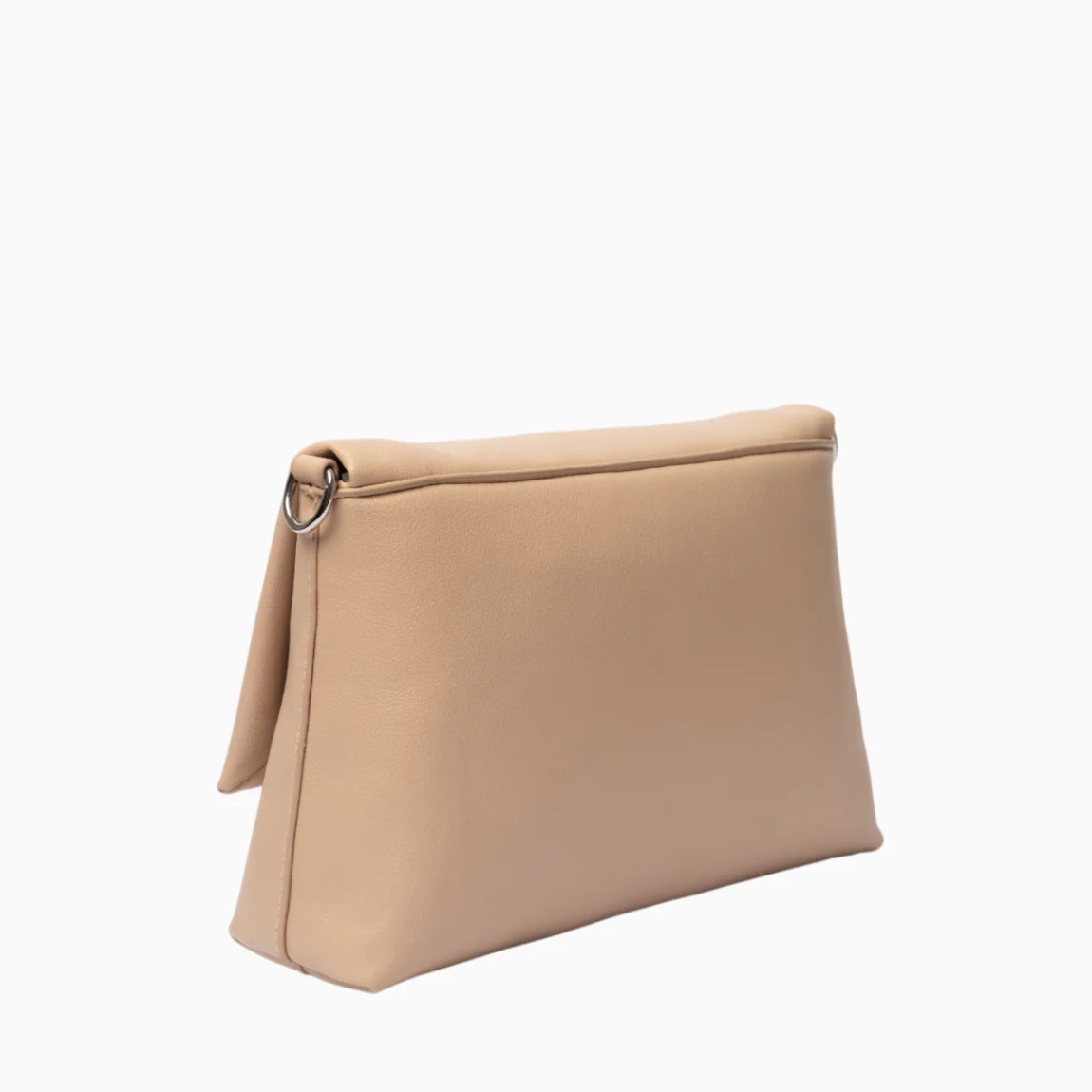 Bolso de la marca Olivia Mareque, modelo OLIVIA. Bolso clásico elaborado en piel color beig, destaca por su diseño rectangular y su cierre con solapa de imán. Tiene un pequeño bolsillo interno y el exterior está decorado con el logo grabado. Asa de piel beig pantone de 95cm. Medidas del bolso: alto 17cm y ancho 25cm. Este bolso Olivia Mareque es perfecto para darle un toque divertido a tu looks y llevar tus imprescindibles. Combinable con todas las cadenas.