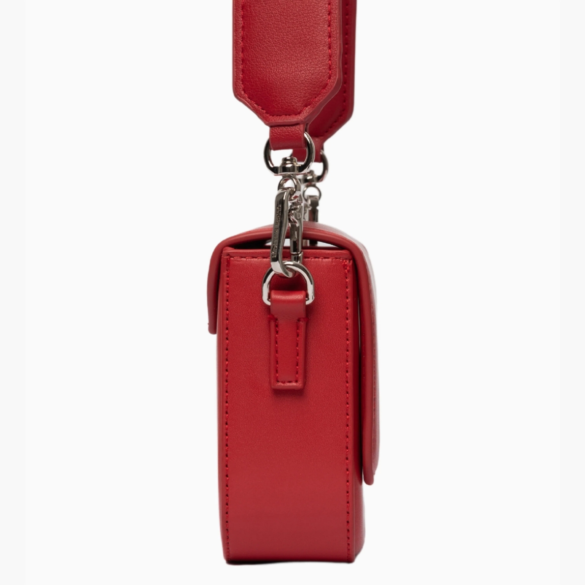 Bolso de la marca Olivia Mareque, modelo PANTONE. Exterior del bolso en piel color rojo. Interio del bolso en piel color rojo con compartimento. Cierre del bolso con imán y asa bandolera extraíble. Medidas del bolso: alto 11cm y ancho 18cm. Este bolso Olivia Mareque PANTONE es el complemento ideal que necesitas en tu armario de temporada. Combinable con todas las asas.