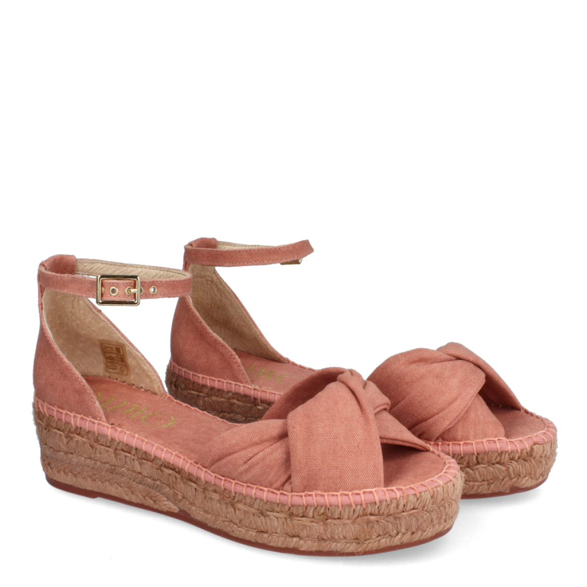 Sandalias de la marca Gaimo, modelo TORGOS. Sandalias elaboradas en tel color color. Diseño con pala cruzada y talón cerrado con pulsera con hebilla. Forro y plantillas acolchadas de piel plataforma de 3cm de altura. Estas sandalias Gaimo TORGOS son la combinación perfecta entre comodidad y estilo, podrás combinarlas con cualquiera de tus looks veraniegos.