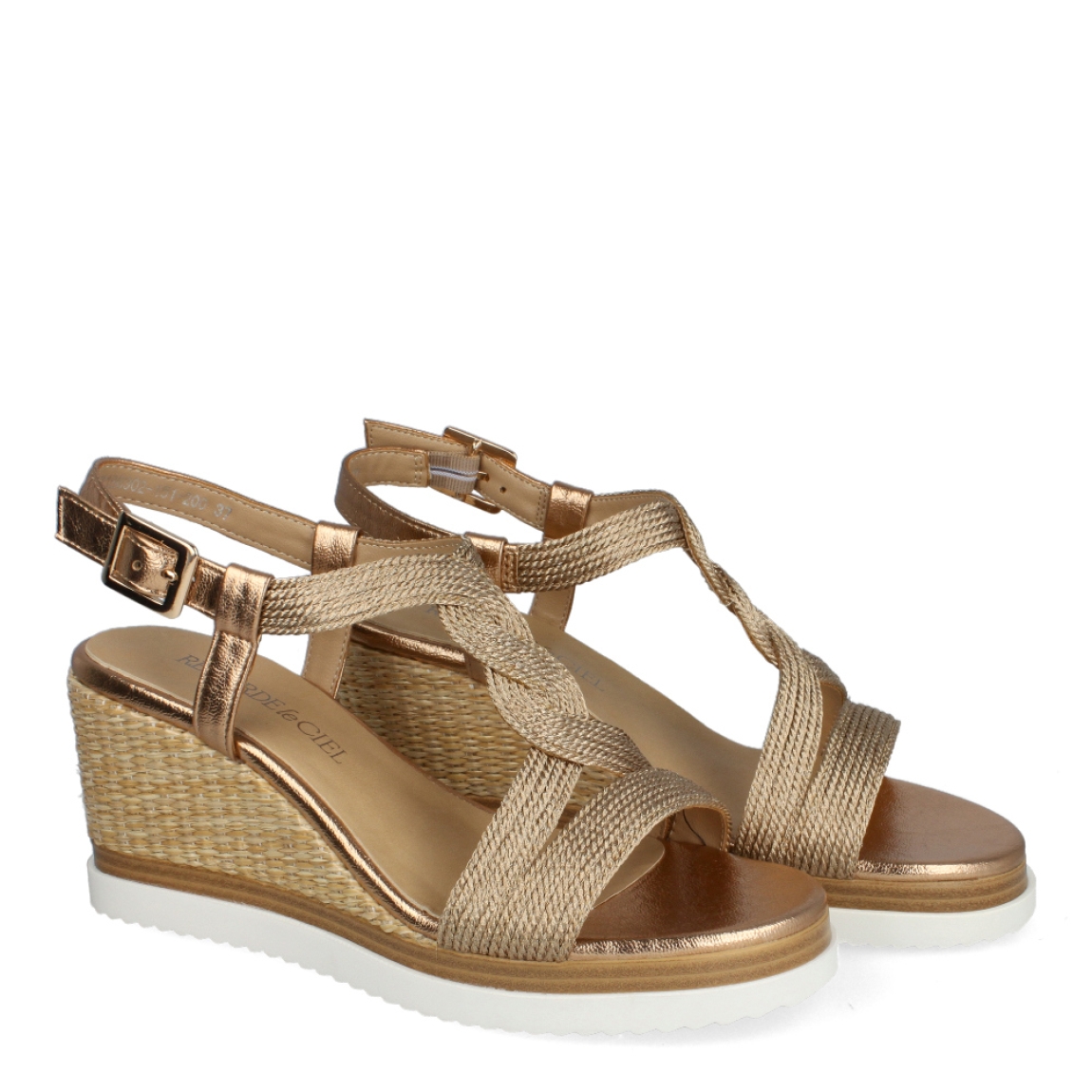 Sandalias de la marca Regarde Le Ciel, modelo MADISON. Exterior de las sandalias en piel color bronce con tiras. Interior de las sandalias en piel color beig. Cierre de las sandalias con hebilla y cuña de 7cm de altura. Estas sandalias Regarde Le Ciel MADISON son un complemento que te aportará comodidad y estilo en tus looks de temporada.