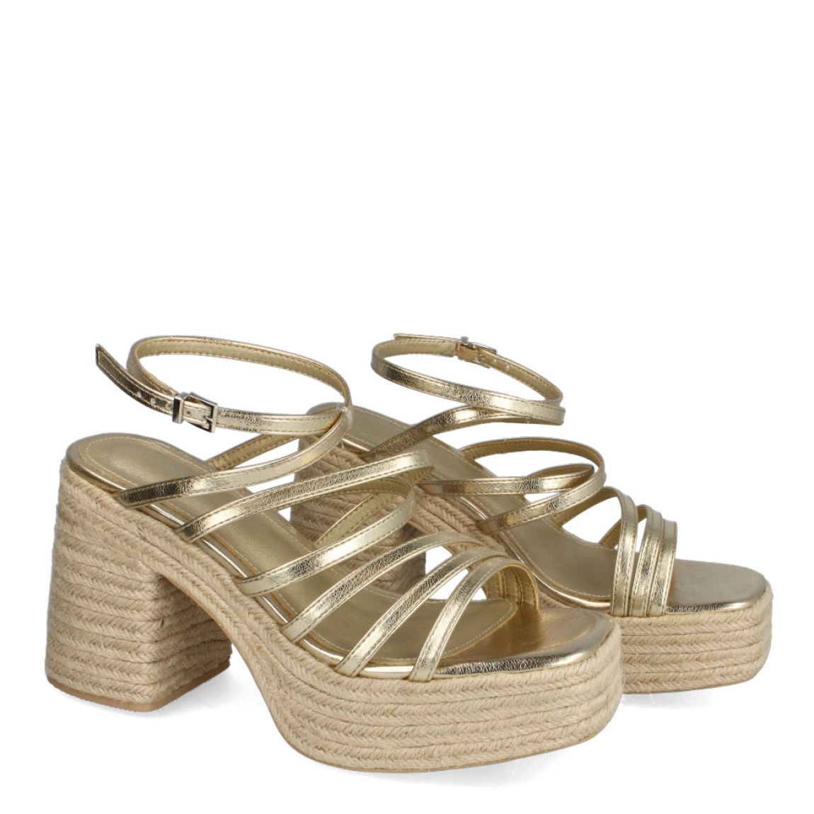Sandalias de la marca Mim, modelo GYA. Exterior de las sandalias en piel color platino con tiras cruzadas. Cierre de las sandalias con hebilla y tacón de 8cm de altura. Estas sandalias Mim GYA son un complemento que está inspirado en la comodidad y el estilo, para resaltar y estilizar tus looks esta temporada.