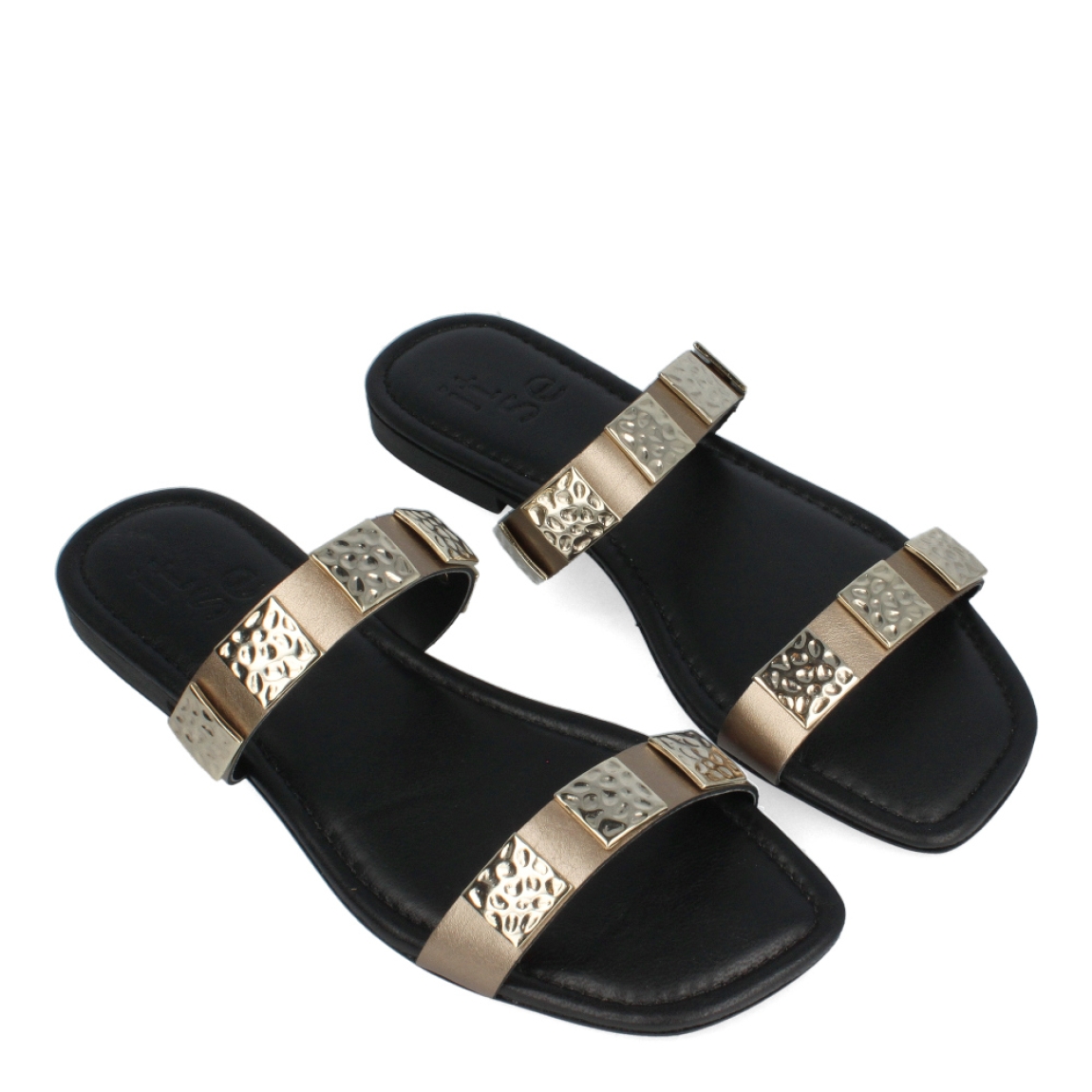 Sandalias de la marca Itse, modelo RAYZA. Exterior de las sandalias en piel color bronce con detalles de metal en la pala. Interior de las sandalias en piel color negro. Sandalias Itse con suela plana. Este modelo RAYZA, está inspirado en la comodidad y estilo. Podrás combinarlo con diferentes looks de temporada.