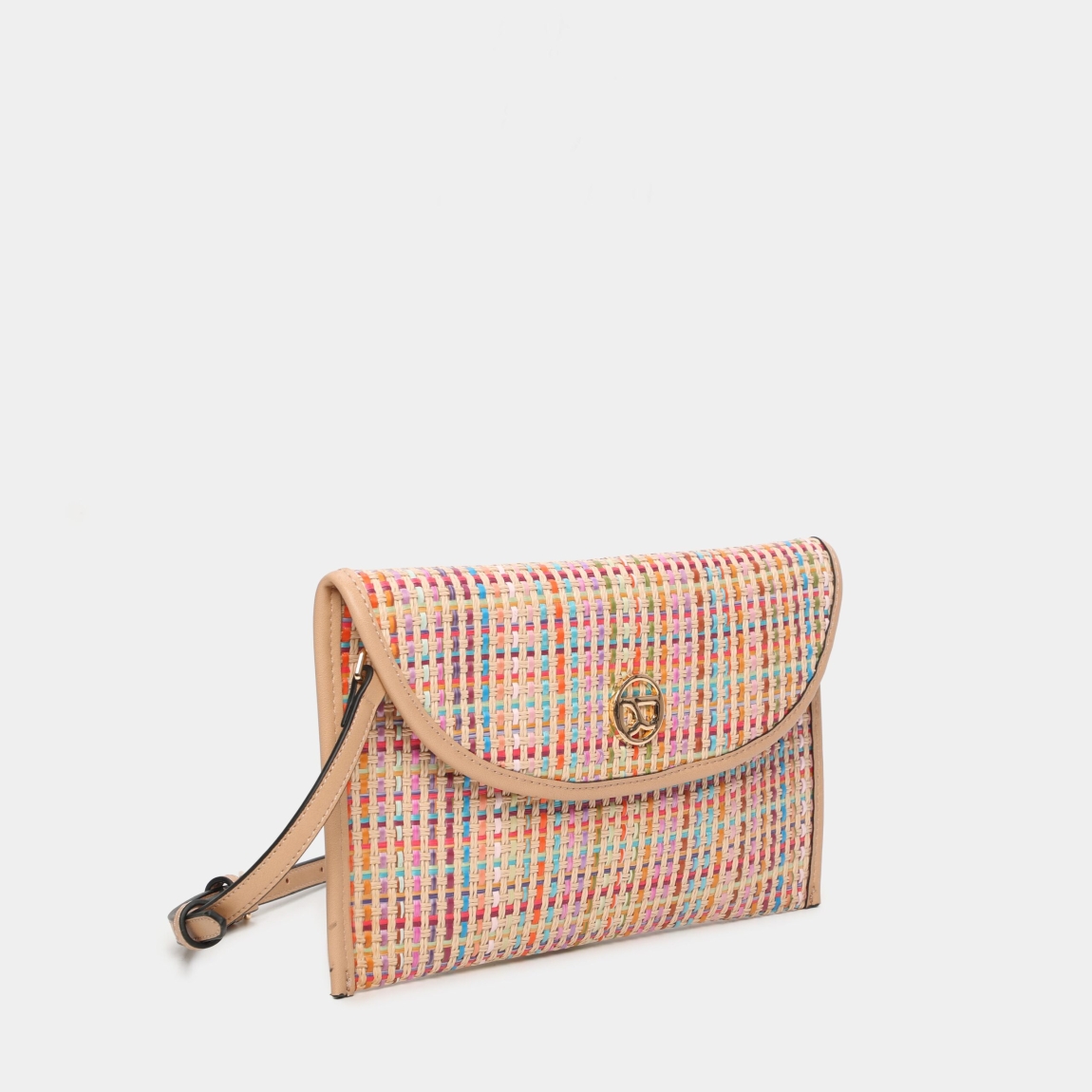 Bolso de la marca Binnari, modelo CALA. Bolso elaborado en rafia multicolor con detalles metálico en oro claro. Interior del bolso con tres bolsillos, uno con cremallera Cierre del bolso Binnari con botón inmantado. Bolso con dos posiciones, mano y bandolera. Medidas del bolso: alto 17cm y ancho 30cm. Este bolso Binnari CALA es un imprescindible, con el tamaño y espacio perfecto para llevarlo a donde quieras.