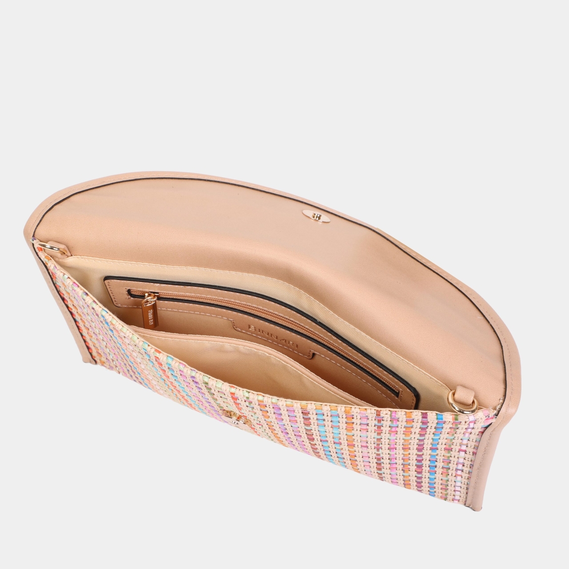Bolso de la marca Binnari, modelo CALA. Bolso elaborado en rafia multicolor con detalles metálico en oro claro. Interior del bolso con tres bolsillos, uno con cremallera Cierre del bolso Binnari con botón inmantado. Bolso con dos posiciones, mano y bandolera. Medidas del bolso: alto 17cm y ancho 30cm. Este bolso Binnari CALA es un imprescindible, con el tamaño y espacio perfecto para llevarlo a donde quieras.