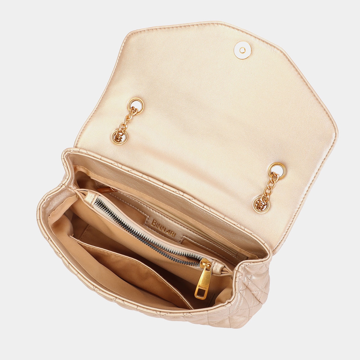 Bolso de la marca Binnari, modelo ELLA. Bolso elaborado en piel color platino con logo en la parte frontal. Interior con diferentes compartimentos y bolsillo con cremallera. Cierre del bolso con botón. Bolso con asa ajustable, de polipiel en el hombro y el resto de eslavones color oro viejo. Medidas del bolso: alto 16cm y ancho 26cm. Este bolso Binnari ELLA es un complemento ideal para tus looks.
