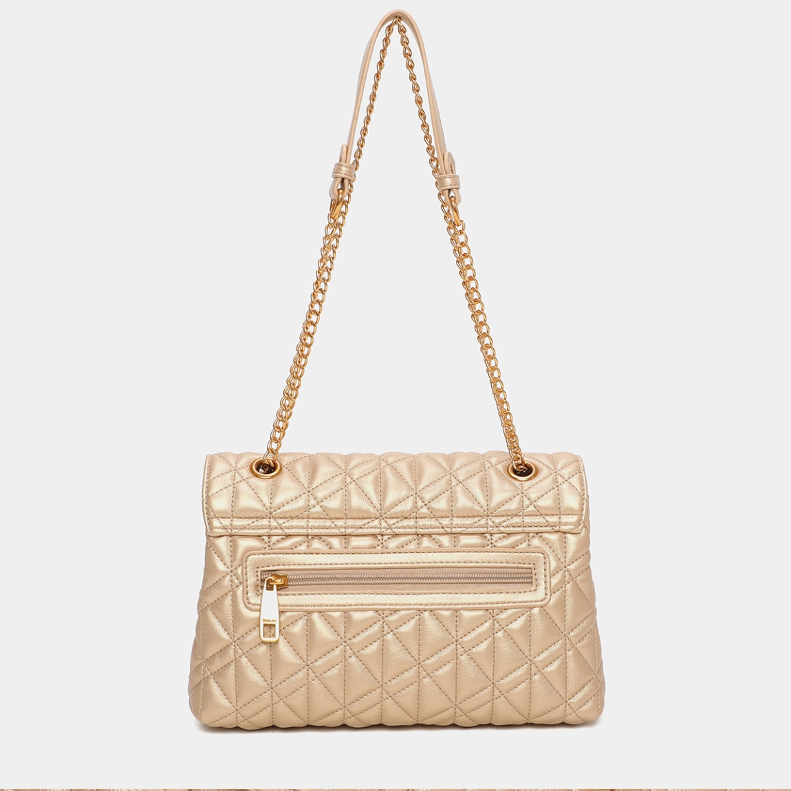 Bolso de la marca Binnari, modelo ELLA. Bolso elaborado en piel color platino con logo en la parte frontal. Interior con diferentes compartimentos y bolsillo con cremallera. Cierre del bolso con botón. Bolso con asa ajustable, de polipiel en el hombro y el resto de eslavones color oro viejo. Medidas del bolso: alto 16cm y ancho 26cm. Este bolso Binnari ELLA es un complemento ideal para tus looks.