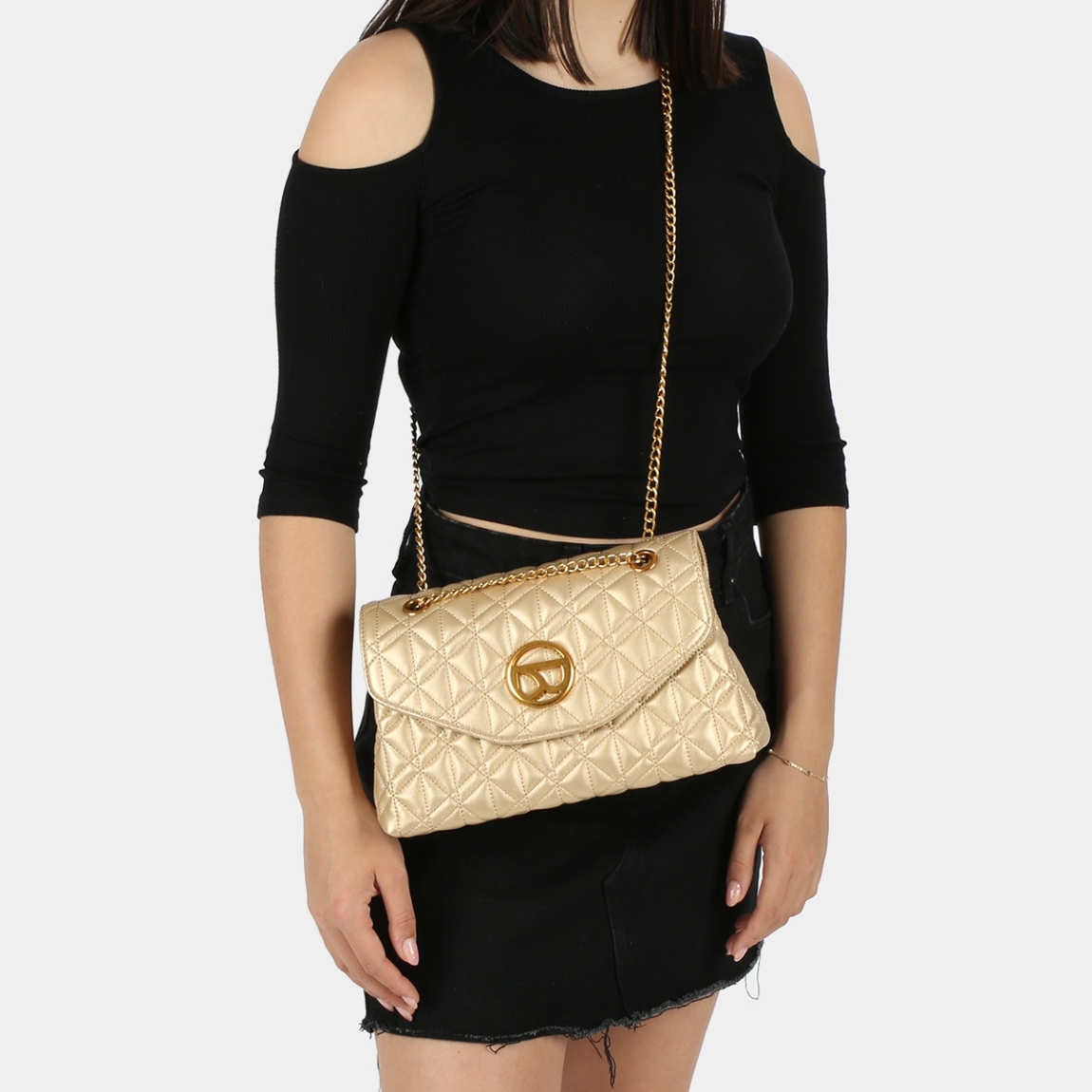 Bolso de la marca Binnari, modelo ELLA. Bolso elaborado en piel color platino con logo en la parte frontal. Interior con diferentes compartimentos y bolsillo con cremallera. Cierre del bolso con botón. Bolso con asa ajustable, de polipiel en el hombro y el resto de eslavones color oro viejo. Medidas del bolso: alto 16cm y ancho 26cm. Este bolso Binnari ELLA es un complemento ideal para tus looks.